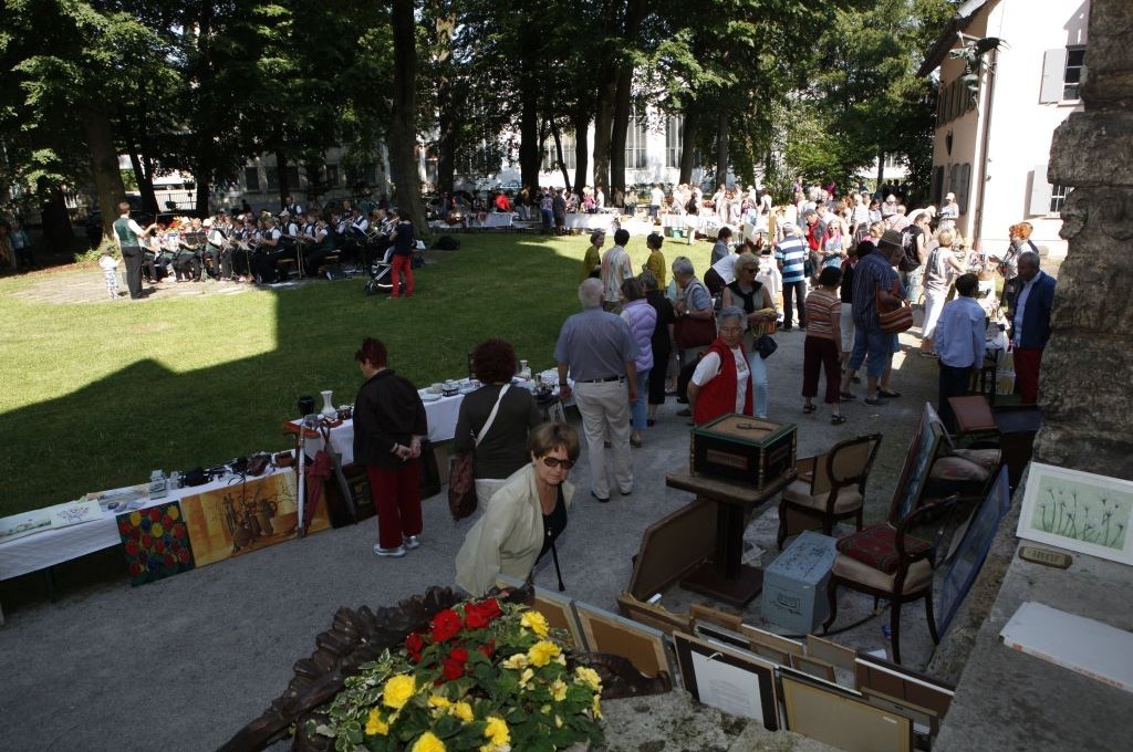Viele Menschen besuchen den Benefizflohmarkt vor dem Herkomer Museum.
