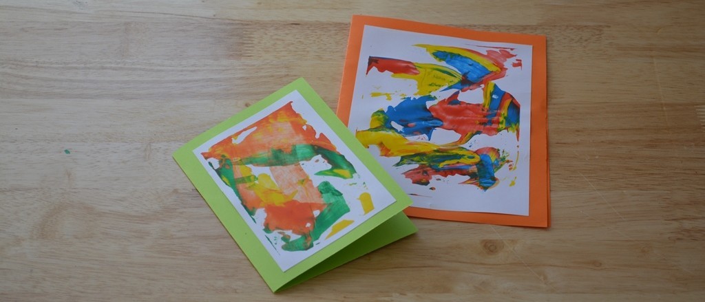 Zwei gestaltete Papierkarten in grün und orange