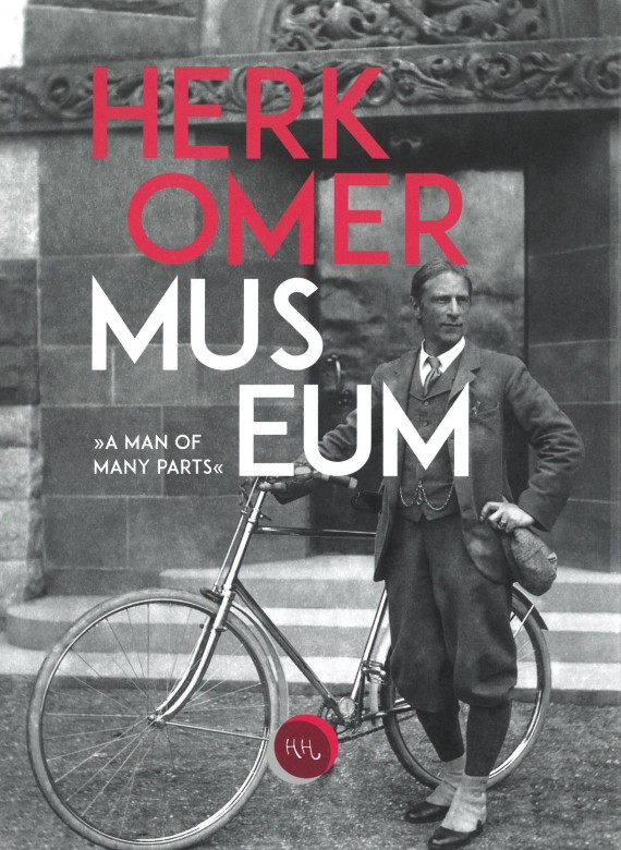 Cover des Ausstellungskatalogs des Herkomer Museums mit schwarz-weiß-Foto von Herkomer mit Fahrrad vor einem Portal
