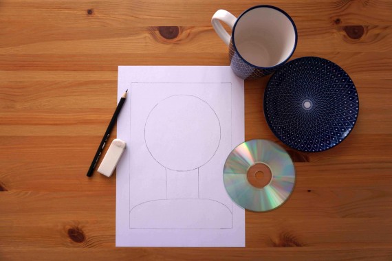Zeichnung eines Kopfes mithilfe einer Tasse, eines Tellers oder einer CD